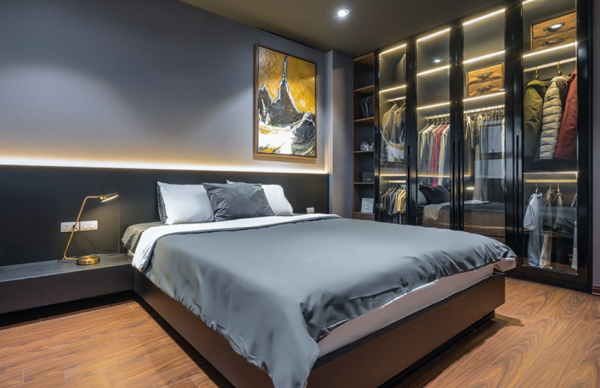 Kamar dengan lemari kaca untuk kesan mewah
